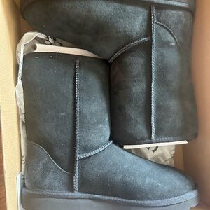 Women’s UGG size 9